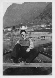 Olav Hauge i båten
