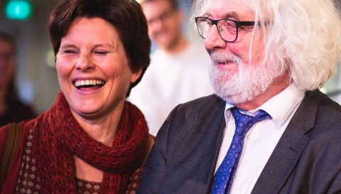 Hoem 70 år Jubilanten i selskap med direktør ved Det Norske Teatret Åse Ryvarden og påtroppande teatersjef ved Teatret Vårt Kristian Lykkeslet Strømskag. (Foto  Siren Høyland Sæter) 