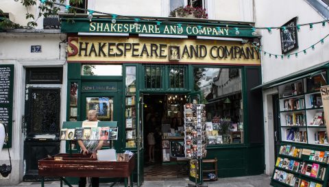 Shakespeare_and_Company_bookstore,_Paris_13_August_2013