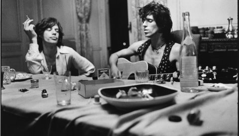 Mick and Keith by the diningroom table, Nellcote 1971