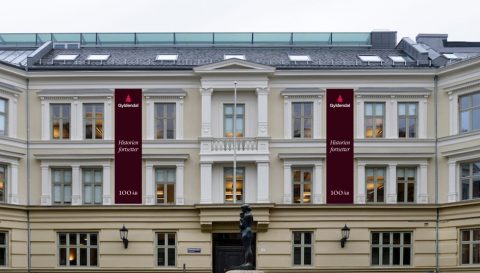 Gyldendalhuset med bannere